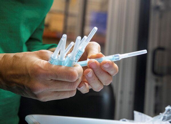 Η Κομισιόν θα ζητήσει εξηγήσεις από την Pfizer για τις καθυστερήσεις με τα εμβόλια