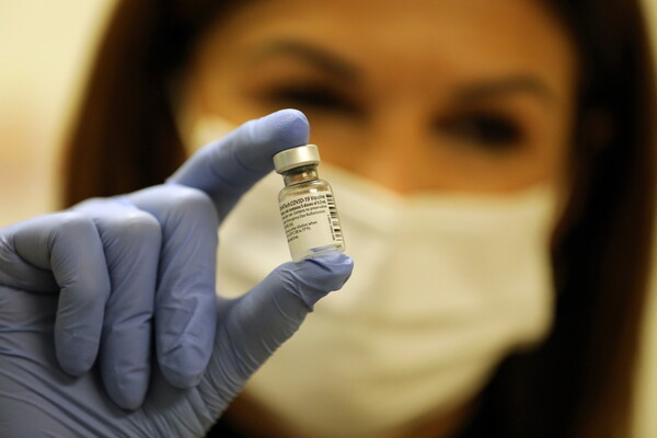 Η Κομισιόν έδωσε άδεια στο εμβόλιο της Pfizer για τον κορωνοϊό