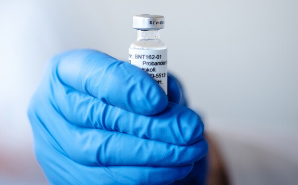 EMA: Δεν υπάρχει απόδειξη ότι το εμβόλιο της Pfizer δεν προστατεύει από το νέο στέλεχος του κορωνοϊού