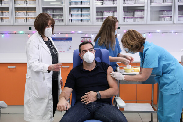 Εμβολιάστηκε ο Αλέξης Τσίπρας: «Οι Έλληνες να μην αισθάνονται ανασφάλεια για το εμβόλιο»
