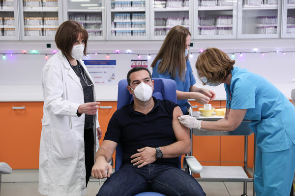 Εμβολιάστηκε ο Αλέξης Τσίπρας: «Οι Έλληνες να μην αισθάνονται ανασφάλεια για το εμβόλιο»