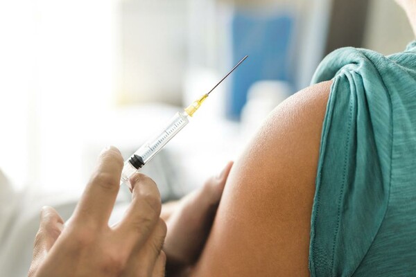 Έρευνα: 4 στους 10 σκοπεύουν να εμβολιαστούν στην Ελλάδα - Μειωμένη εμπιστοσύνη προς την πολιτεία