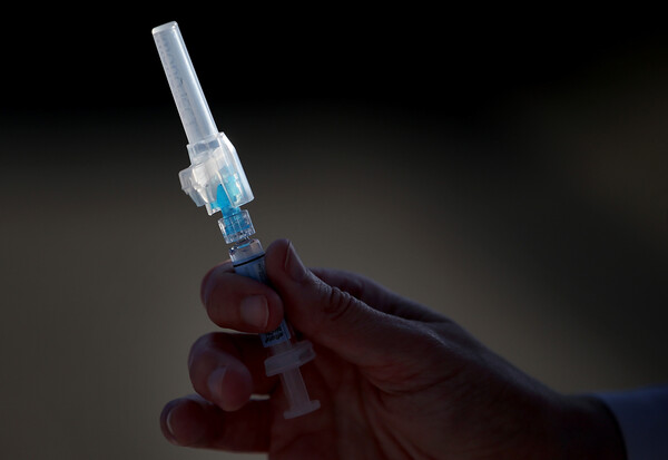 Σύψας: «Ίσως χρειαστεί τρίτη δόση του εμβολίου για τις μεταλλάξεις»