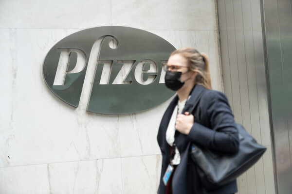 Κομισιόν: Έκλεισε η συμφωνία με την Pfizer για 300 εκατομμύρια δόσεις του εμβολίου κατά του κορωνοϊού