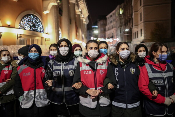 Οι γυναίκες του κόσμου διαδηλώνουν κατά της ενδοοικογενειακής βίας - Αύξηση κατά το lockdown δείχνουν τα στοιχεία