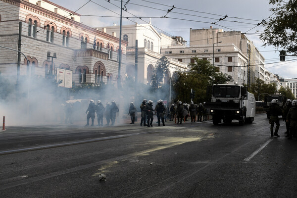Πολυτεχνείο: Τι λένε το ΚΚΕ και το υπ. Προστασίας του Πολίτη για τα επεισόδια στο κέντρο της Αθήνας
