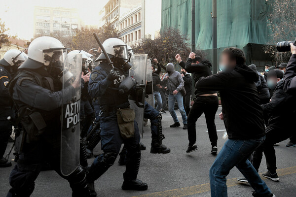 Επεισόδια και χημικά στο κέντρο της Αθήνας - Στην πορεία για τον Δημήτρη Κουφοντίνα