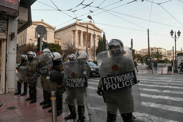 Επεισόδια και χημικά στο κέντρο της Αθήνας - Στην πορεία για τον Δημήτρη Κουφοντίνα