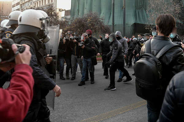 Επεισόδια και χημικά στο κέντρο της Αθήνας - Στην πορεία για τον Δημήτρη Κουφοντίνα