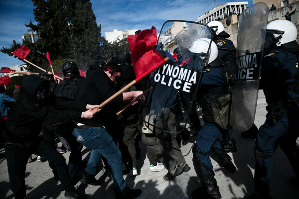 Επεισόδια στο πανεκπαιδευτικό συλλαλητήριο στο Σύνταγμα- Χημικά και προσαγωγές