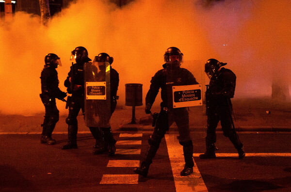 Ισπανία: Επεισόδια σε διαμαρτυρίες για τη σύλληψη του ράπερ- Φωτιές, χημικά και πλαστικές σφαίρες