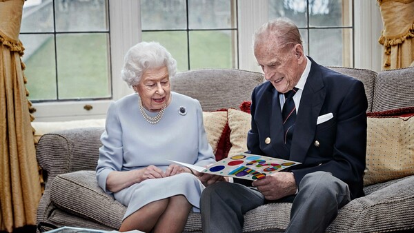Η νέα φωτογραφία της Βασίλισσας Ελισάβετ και του πρίγκιπα Φίλιππου για τα 73 χρόνια γάμου