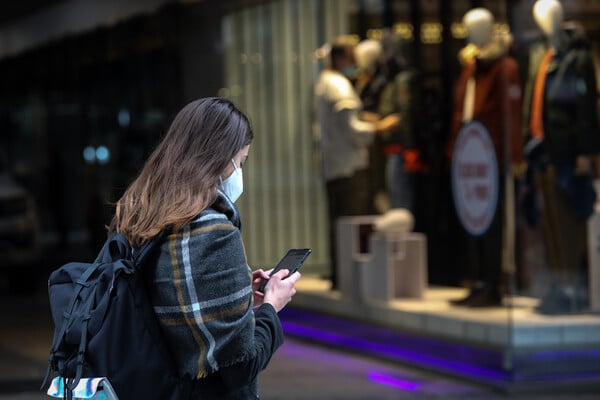 Ψώνια στα καταστήματα με χρονόμετρο: Το νέο μέτρο που εξετάζει η κυβέρνηση