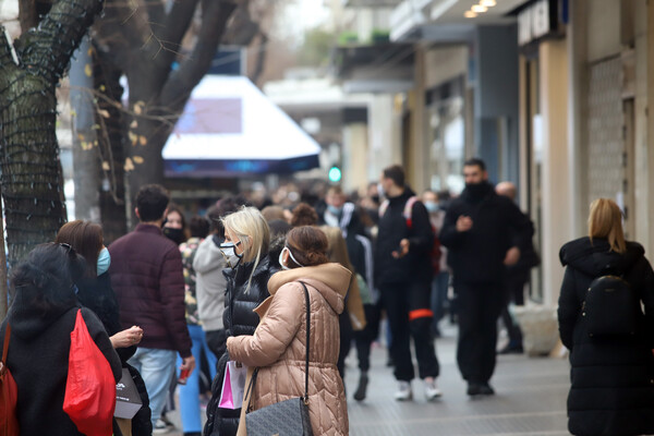 Δεκάδες πρόστιμα για πολλαπλά SMS στην Ερμού - Εικόνες & βίντεο από τις αγορές σε Αθήνα και Θεσσαλονίκη