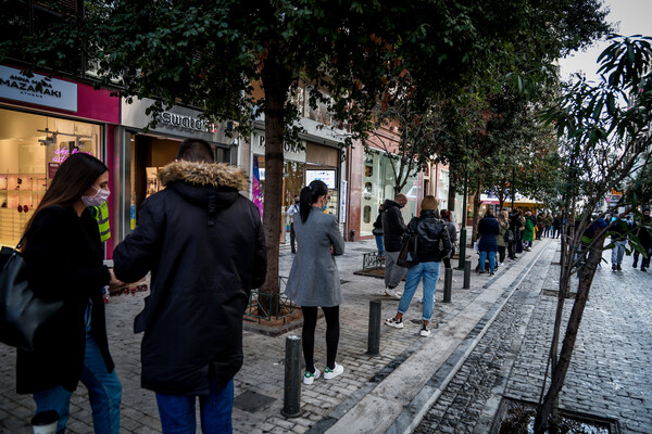 Κοσμοσυρροή ξανά στην Ερμού: Μεγάλες ουρές έξω από τα καταστήματα [ΕΙΚΟΝΕΣ]