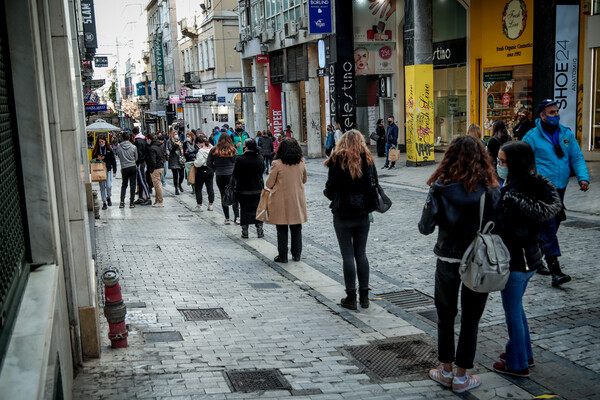 Κοσμοσυρροή ξανά στην Ερμού: Μεγάλες ουρές έξω από τα καταστήματα [ΕΙΚΟΝΕΣ]