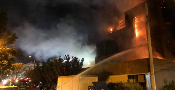 Παλαιό Φάληρο: Φωτιά σε εστιατόριο της Αμφιθέας - Μεγάλη επιχείρηση της πυροσβεστικής