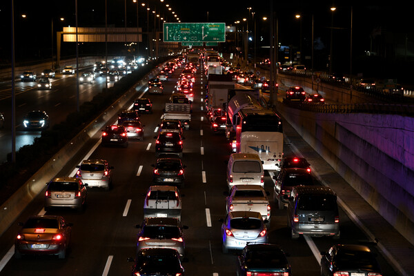 Η «έξοδος» πριν από το lockdown: 73.000 οχήματα πέρασαν από τα διόδια σε 24 ώρες- Επί ποδός η ΕΛ.ΑΣ.