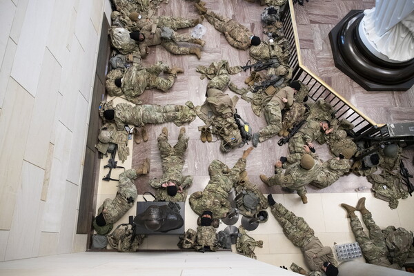 Πρωτοφανείς εικόνες: Εκατοντάδες μέλη της εθνοφρουράς στο Καπιτώλιο- Ενισχύονται τα μέτρα