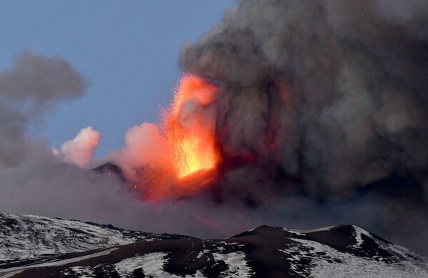 Σικελία: Εξερράγη κρατήρας στο ηφαίστειο της Αίτνας [ΒΙΝΤΕΟ]