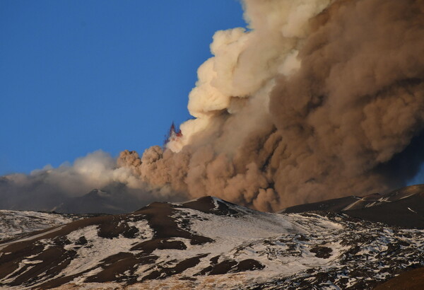 Σικελία: Εξερράγη κρατήρας στο ηφαίστειο της Αίτνας [ΒΙΝΤΕΟ]