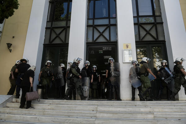 Επεισόδια με χημικά και πέτρες στην Ευελπίδων - Για τις χθεσινές συλλήψεις στο Γαλάτσι