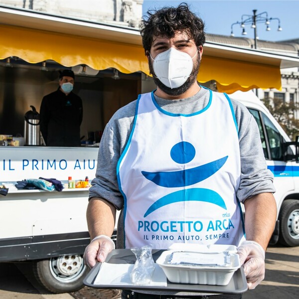 Πρότζεκτ ARCA: Κινητές καντίνες μοιράζουν φαγητό όπου υπάρχουν άστεγοι