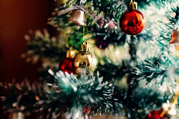 Χριστούγεννα - Πρωτοχρονιά: Το ΦΕΚ με όλα τα μέτρα για ρεβεγιόν, εκκλησίες και απαγόρευση κυκλοφορίας