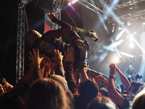 Βρετανία: Αμφίβολο το μέλλον των μουσικών φεστιβάλ αν δεν υπάρξει ασφαλιστική πρόνοια