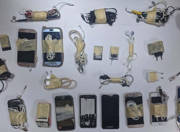 Μαχαίρια, κινητά, τράπουλες και άφθονο αλκοόλ στις φυλακές Κορυδαλλού και Χανίων
