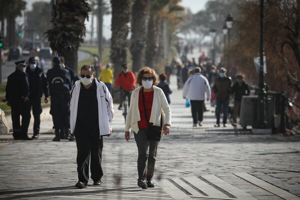 Η ζέστη γέμισε κόσμο τις παραλίες της Αθήνας: Βόλτες, ηλιοθεραπεία και μπάνιο στη θάλασσα