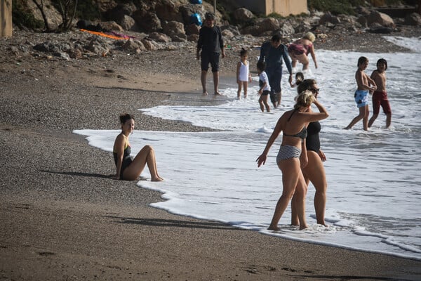 Η ζέστη γέμισε κόσμο τις παραλίες της Αθήνας: Βόλτες, ηλιοθεραπεία και μπάνιο στη θάλασσα