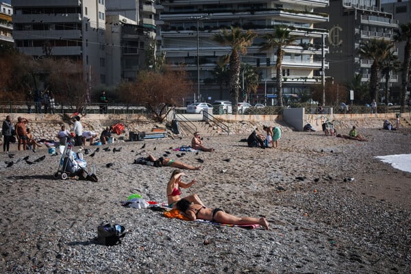 Η ζέστη γέμισε κόσμο τις παραλίες της Αθήνας: Βόλτες, ηλιοθεραπεία και μπάνιο στη θάλασσα