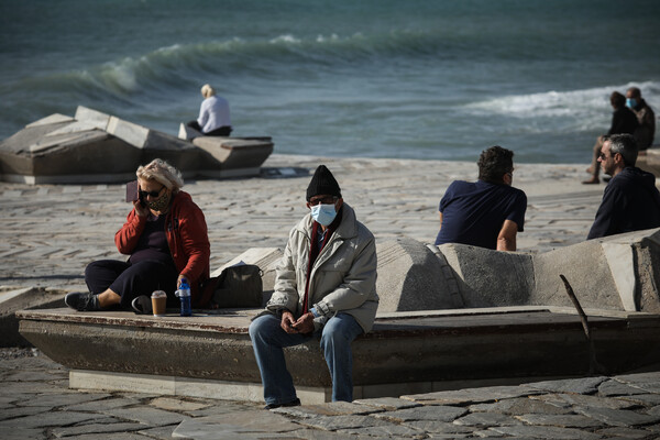 Η ζέστη γέμισε κόσμο τις παραλίες της Αθήνας: Βόλτες, ηλιοθεραπεία και μπάνιο στη θάλασσα