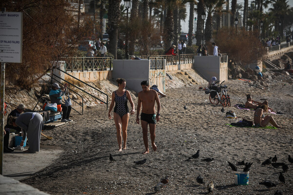 Η ζέστη γέμισε κόσμο τις παραλίες της Αθήνας: Βόλτες, ηλιοθεραπεία και μπάνιο στη θάλασσα