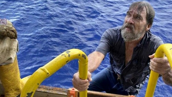 Φλόριντα: Ιστιοπλόος βρέθηκε να κρατιέται από το ημιβυθισμένο σκάφος του - Δεκάδες μίλια από την ακτή