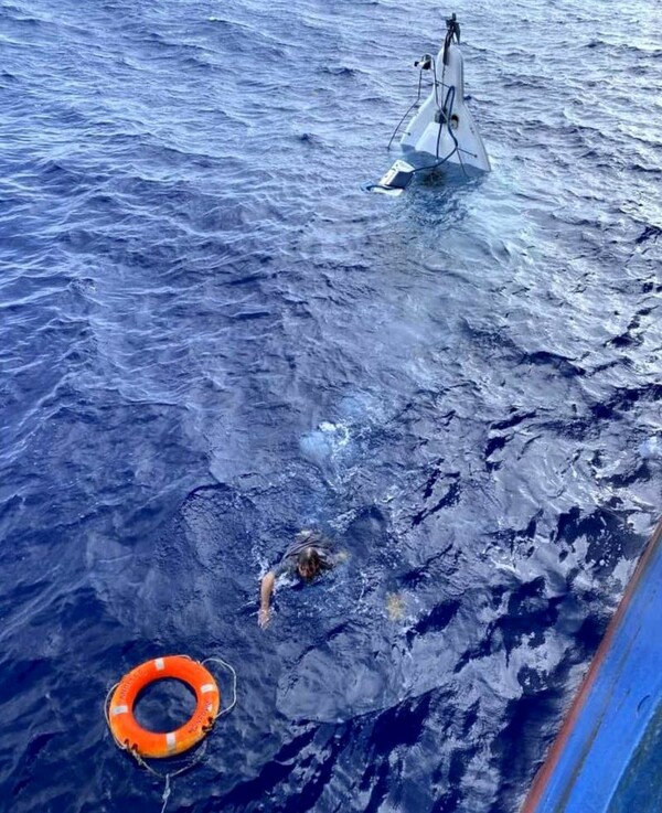 Φλόριντα: Ιστιοπλόος βρέθηκε να κρατιέται από το ημιβυθισμένο σκάφος του - Δεκάδες μίλια από την ακτή