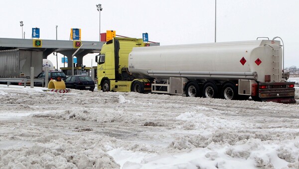 Αττική οδός: Κλειστή η διέλευση για τα φορτηγά λόγω της σφοδρής χιονόπτωσης