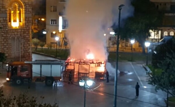 Βόλος: Πυρκαγιά κατέκαψε τη φάτνη μπροστά από τη μητρόπολη - Υποπτεύονται «γνωστούς - άγνωστους»