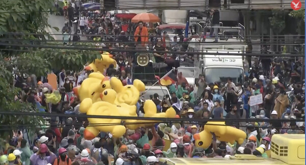 Ταϊλάνδη: Διαδηλωτές έβγαλαν φουσκωτά παπάκια θαλάσσης στις ρίψεις νερού από την αστυνομία