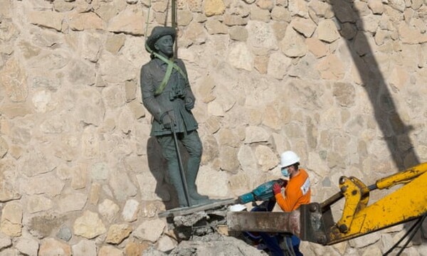 Ιστορική ημέρα στην Ισπανία: Αποκαθηλώθηκε το τελευταίο άγαλμα του δικτάτορα Φράνκο