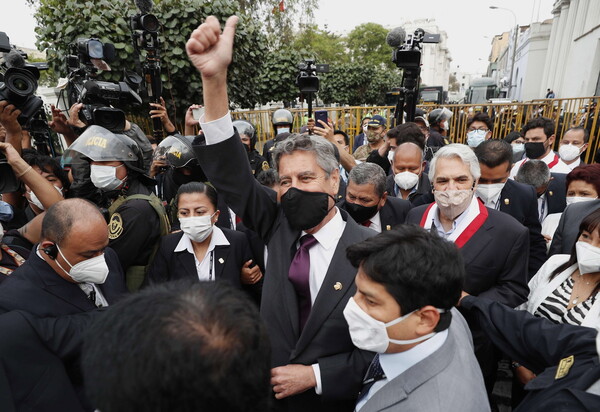 Περού: Ο Φρανσίσκο Σαγκάστι είναι ο τρίτος πρόεδρος της χώρας σε μία εβδομάδα