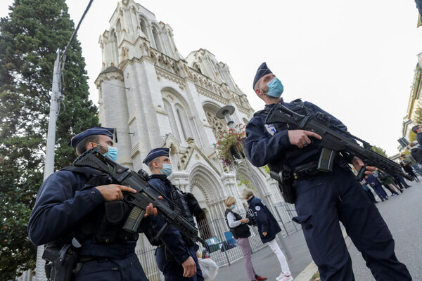 Παρίσι: Η αστυνομία συνέλαβε έναν άνδρα που περιφερόταν κρατώντας ματσέτα