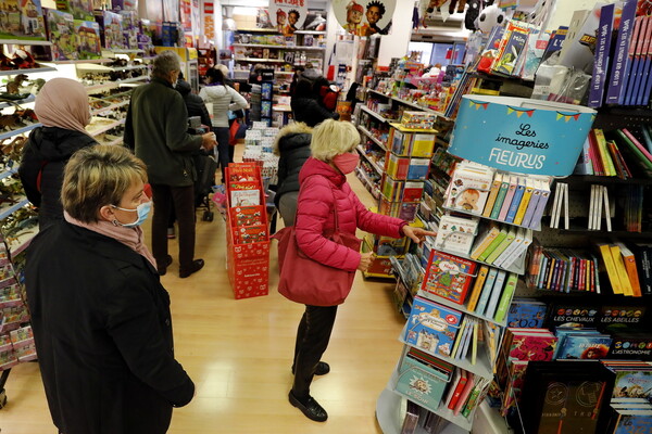 Η Γαλλία άνοιξε κομμωτήρια και μαγαζιά ενόψει Χριστουγέννων - Ουρές για ρούχα και παιχνίδια