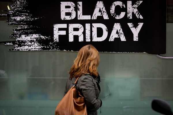 H Γαλλία αναβάλλει τη Black Friday λόγω «σκληρού» lockdown