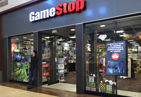 GameStop: Ερασιτέχνες επενδυτές οργανώθηκαν στο Reddit και «τσάκισαν» hedge funds της Wall Street