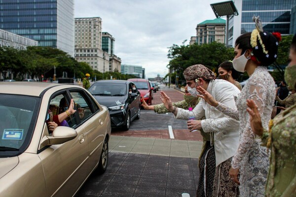 Ζευγάρι στην Μαλαισία διοργάνωσε drive-thru γάμο με 10.000 καλεσμένους