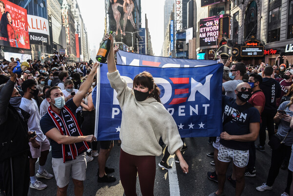 Οι Αμερικανοί βγαίνουν στους δρόμους- Πανηγυρίζουν για τη νίκη Μπάιντεν στις εκλογές