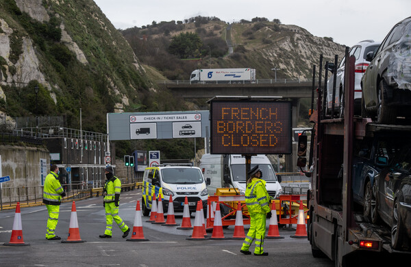 Βρετανία: Αποκλεισμένοι οδηγοί κάνουν Χριστούγεννα μέσα στα φορτηγά τους