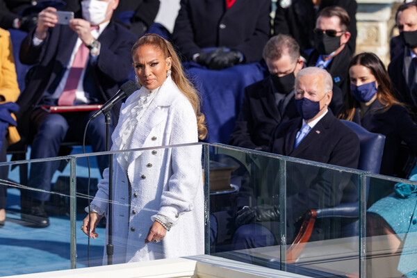 Η JLo ερμήνευσε το «America the Beautiful» και ζήτησε στα ισπανικά δικαιοσύνη για όλους [ΒΙΝΤΕΟ]